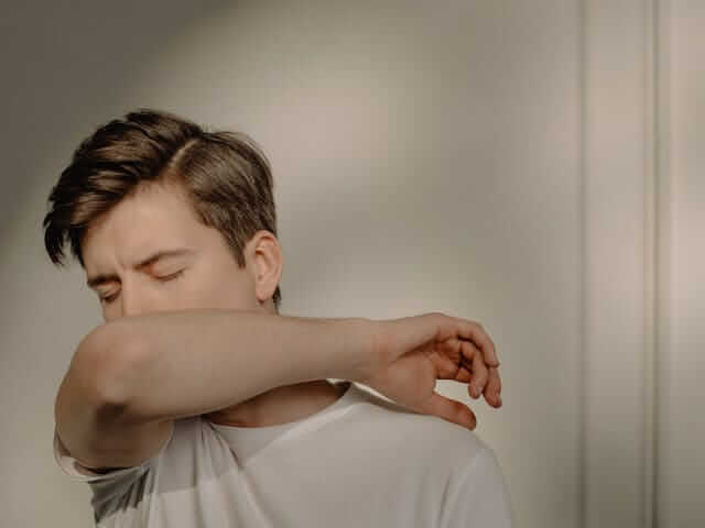 Hustende Person