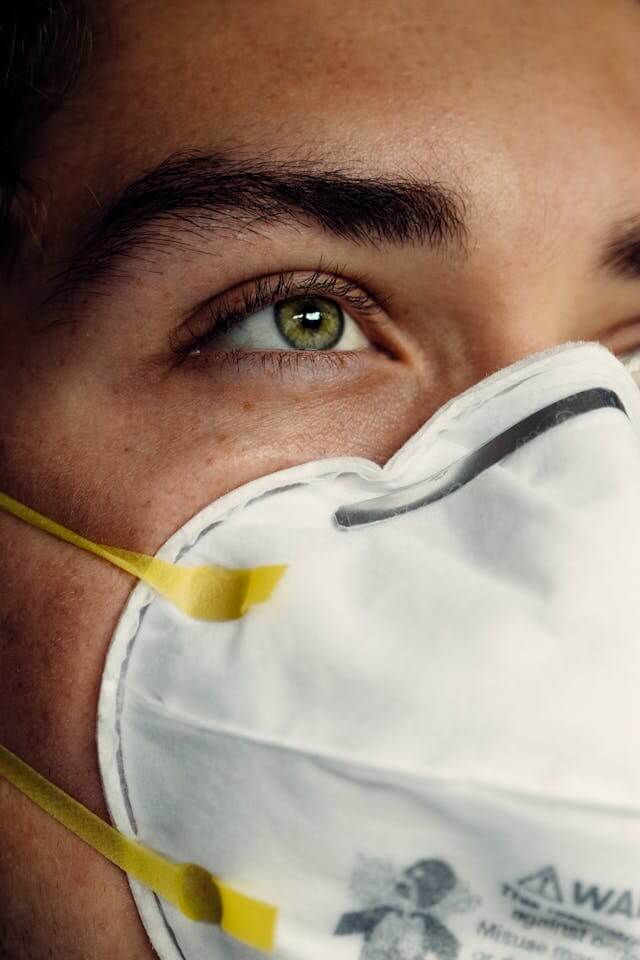 Person mit Maske